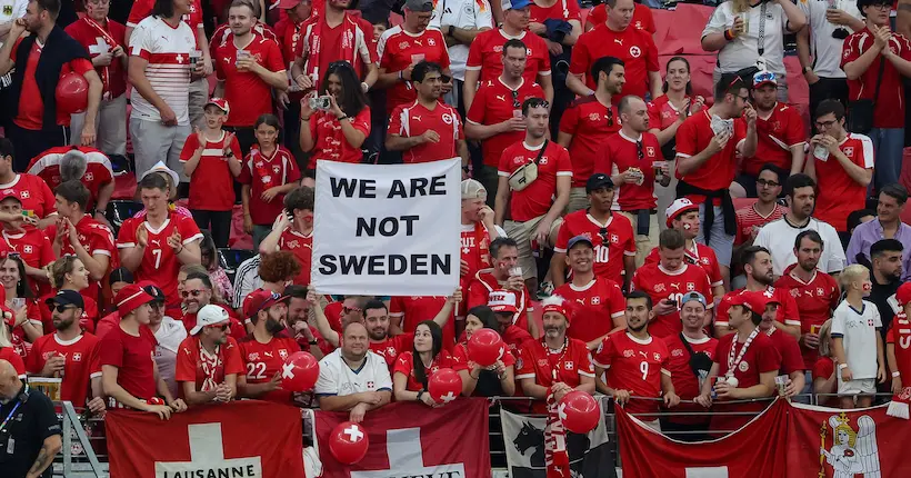 Euro 2024 : las de la confusion entre son pays et la Suède, un supporter suisse met les points sur les i avec une banderole