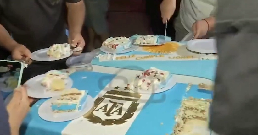 Pour son anniversaire, Lionel Messi partage son gâteau avec ses coéquipiers et les fans