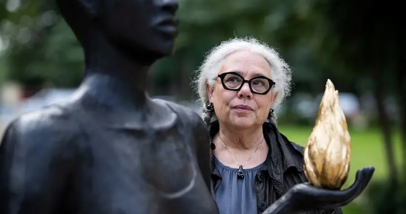 Une femme noire tenant une flamme dorée : la sculpture des JO de Paris a été révélée