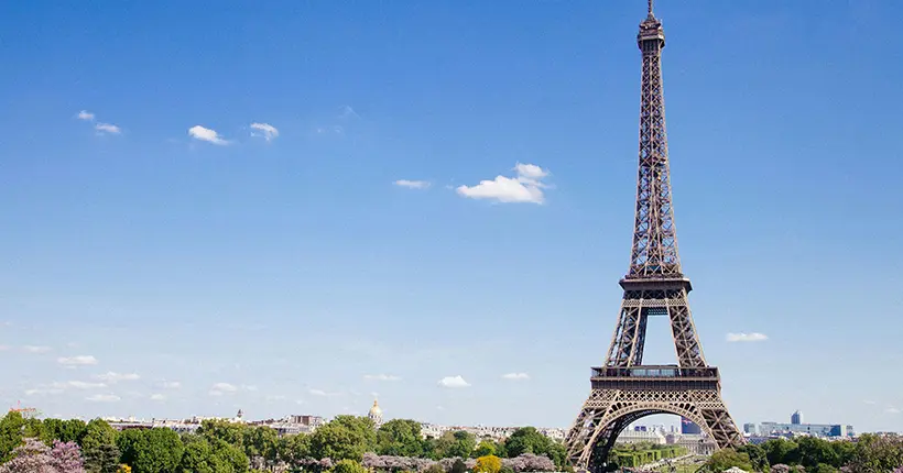 C’est parti : les anneaux olympiques sont accrochés à la tour Eiffel