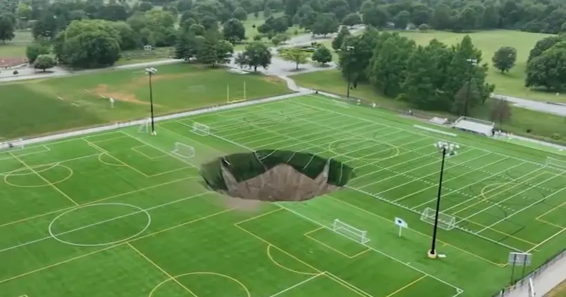Pas de l’IA : un trou géant se forme sur un terrain de foot aux États-Unis (mais sans faire de blessés)