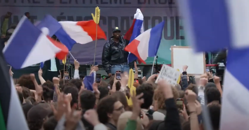 “Ce drapeau nous appartient” : Prince Waly et de nombreux artistes réunis à Paris contre l’extrême droite