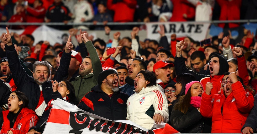 Les supporters de River Plate reprennent le chant raciste contre Kylian Mbappé et les Français pour… honorer Enzo Fernández