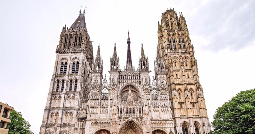La flèche de la cathédrale de Rouen touchée par un incendie, “maîtrisé” à la mi-journée