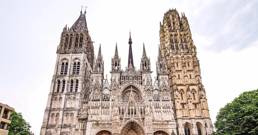 La flèche de la cathédrale de Rouen touchée par un incendie, “maîtrisé” à la mi-journée