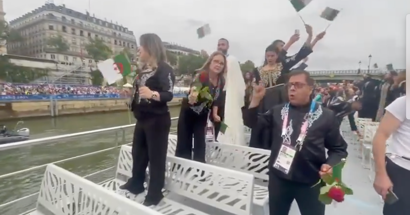 Pourquoi la délégation algérienne a-t-elle jeté des fleurs dans la Seine lors de la cérémonie d’ouverture des JO ?