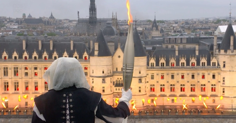 Qui était le porteur masqué de la flamme olympique façon Assassin’s Creed ?