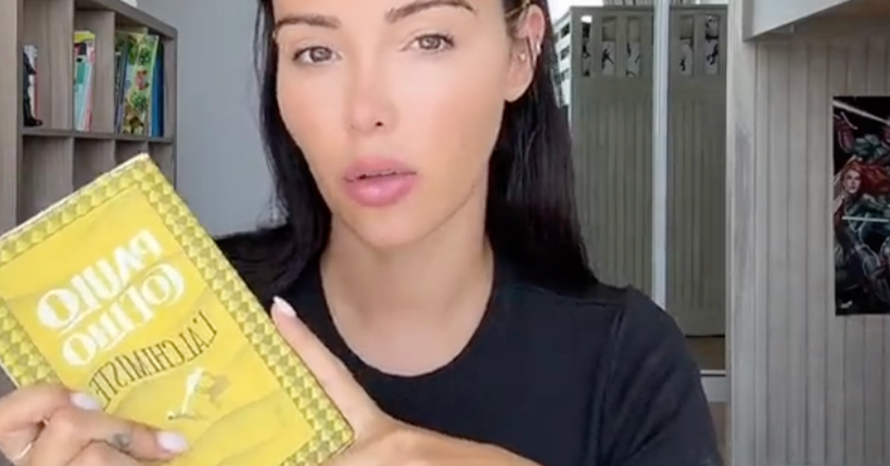 Après Dua Lipa, c’est au tour de Nabilla de se lancer dans le Booktok side et nous filer ses meilleures recos lectures