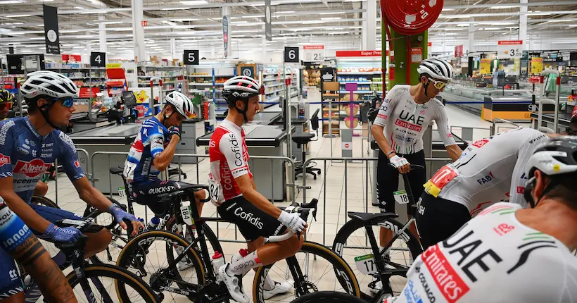 Vous ne rêvez pas : le départ de la 6e étape de la Vuelta a été donné dans les rayons d’un supermarché