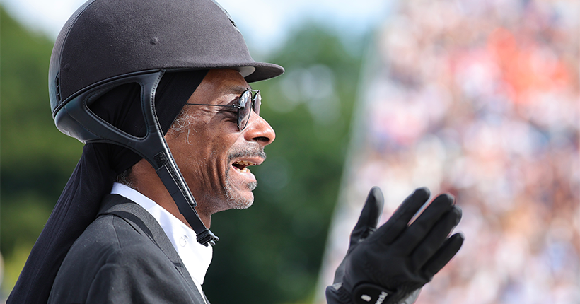 JO 2024 : Snoop Dogg débarque en full tenue aux épreuves de dressage équestre et c’est vraiment iconique