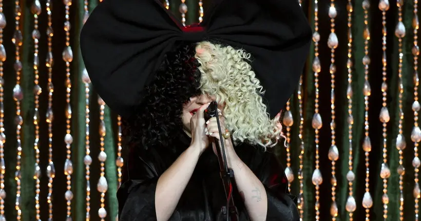 En plein spectacle, Sia surgit du public et chante sans perruque ou tenue de scène