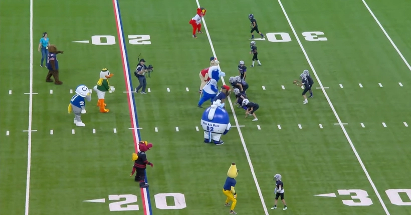 Mieux que le Super Bowl : un match entre des mascottes et des enfants