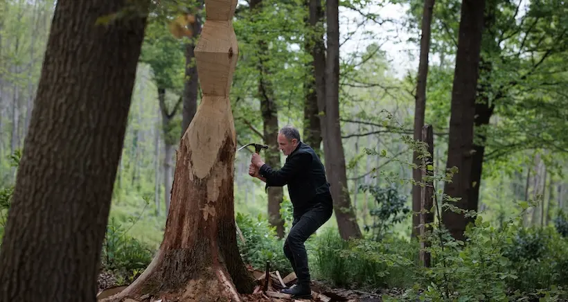 Qui est Arnaud Kasper, l’artiste qui sculpte la forêt et y a élu domicile ?