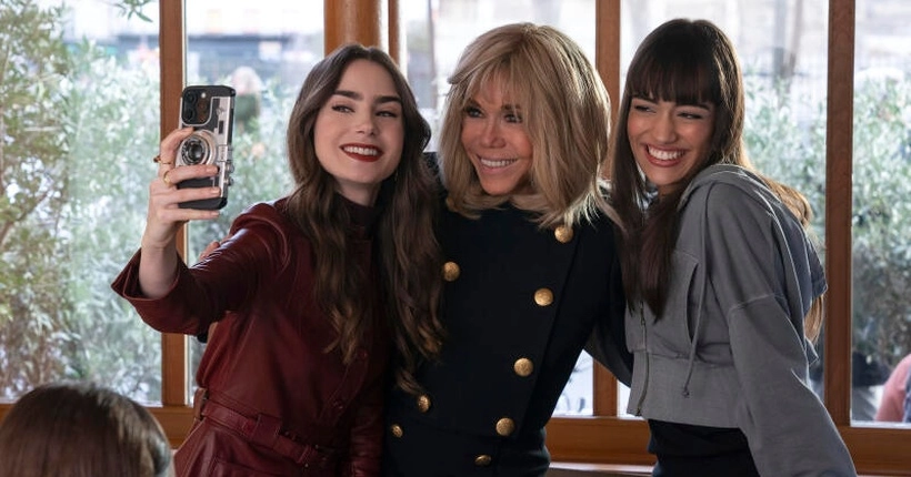 Lily Collins nous raconte comment Brigitte Macron, fan d’Emily in Paris, s’est incrustée dans la dernière saison de la série