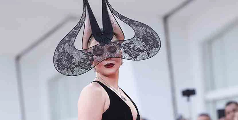 La coiffe que portait Lady Gaga à la Mostra de Venise vous a plu ? Laissez-moi vous raconter l’histoire d’Isabella Blow, celle pour qui elle avait été créée