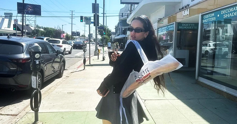 On a flashé sur le sac porte-baguette de ROSALÍA (et on sait désormais où le trouver)