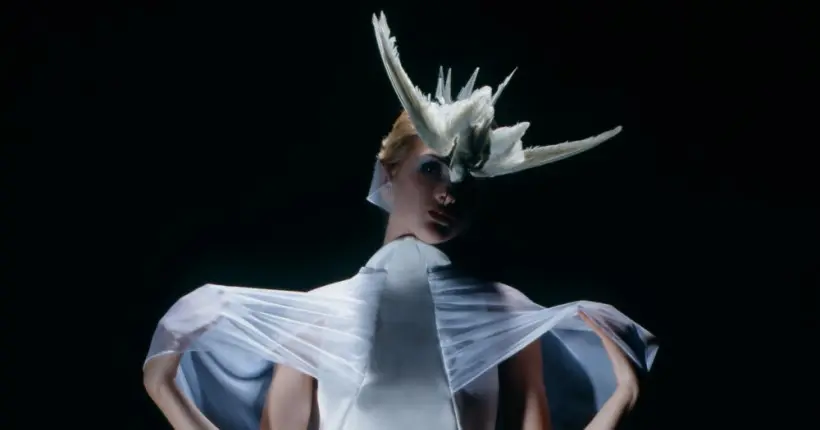 Coiffe de plumes pour Lady Gaga, béret pour Lady Di : qui est Stephen Jones, qui érige les chapeaux au rang d’œuvres d’art ?