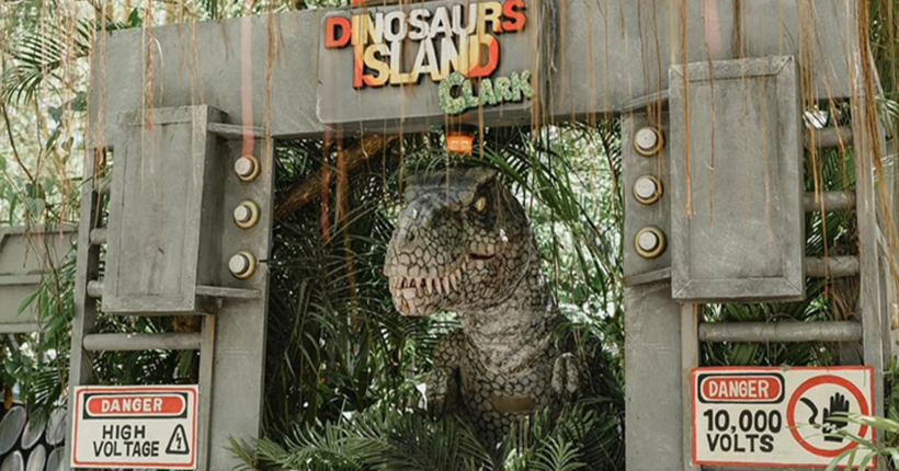 Mais c’est quoi ce parc d’attractions avec des dinosaures qui font flipper tous les visiteurs ?