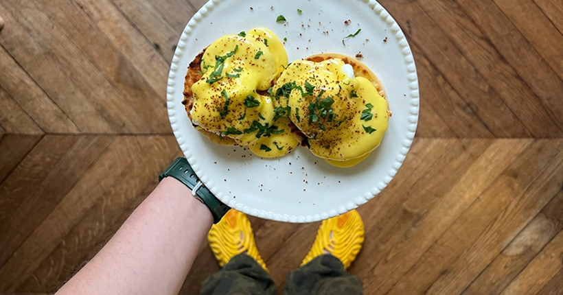 Hey, Pana et Fary, bien sûr qu’on brunche des œufs Béné en Crocs chez Konbini, et on a même la recette