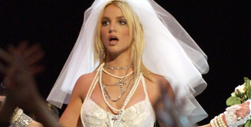 Un long voile et des petits déhanchés : oui, Britney Spears s’est mariée avec elle-même et elle est très heureuse