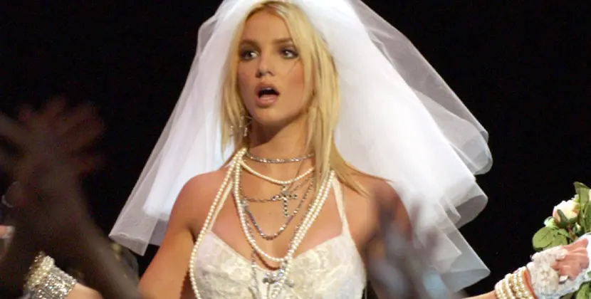 Un long voile et des petits déhanchés : oui, Britney Spears s’est mariée avec elle-même et elle est très heureuse