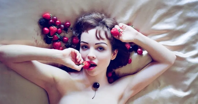 Bubble gum, dentelle rose et fruits rouges : des pornstars photographiées avec kitsch par Elizabeth Waterman