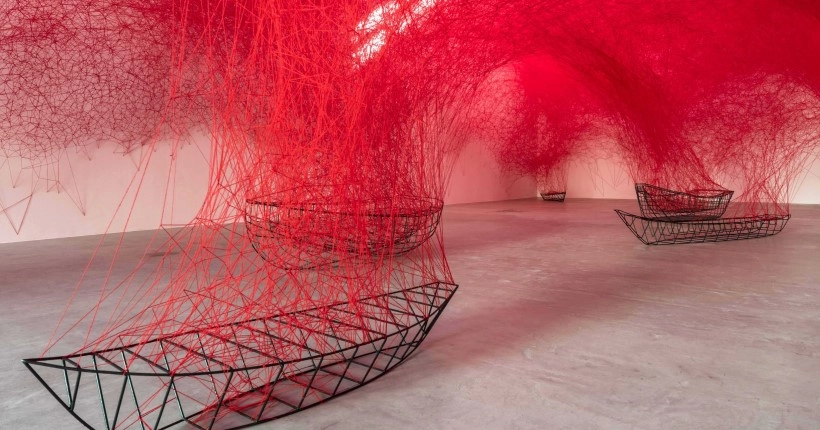 Dans ses installations immersives, l’artiste Chiharu Shiota nous prend dans ses douces et gigantesques toiles