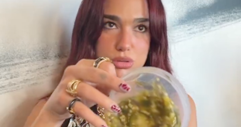 On ne sait pas trop ce que ça vaut mais Dua Lipa a une recette de mocktail à vous partager