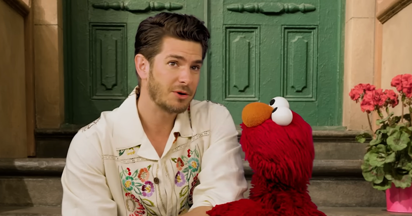 Vous allez forcément pleurer en écoutant Andrew Garfield parler de deuil avec une marionnette rouge