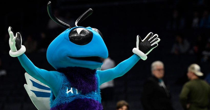 La mascotte des Charlotte Hornets fait une mauvaise blague à des enfants qui fondent en larmes