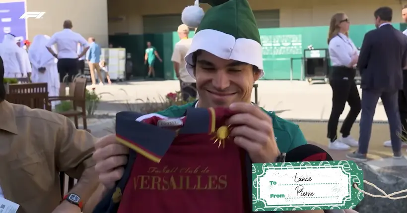 Évidemment, Pierre Gasly a offert un maillot du FC Versailles pour le Secret Santa des pilotes de F1