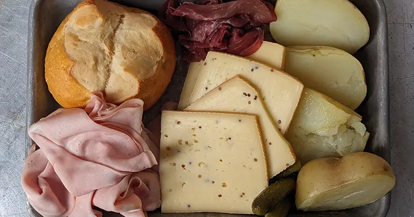 On prépare le meilleur des sandwiches avec nos restes de raclette