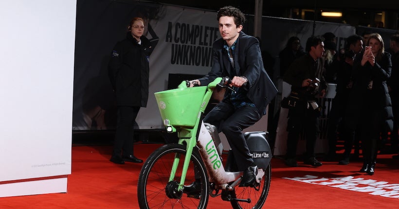 Timoth&eacute;e Chalamet d&eacute;barque &agrave; v&eacute;lo &agrave; l&amp;#8217;avant-premi&egrave;re d&amp;#8217;Un parfait inconnu&amp;#8230; et se prend une amende