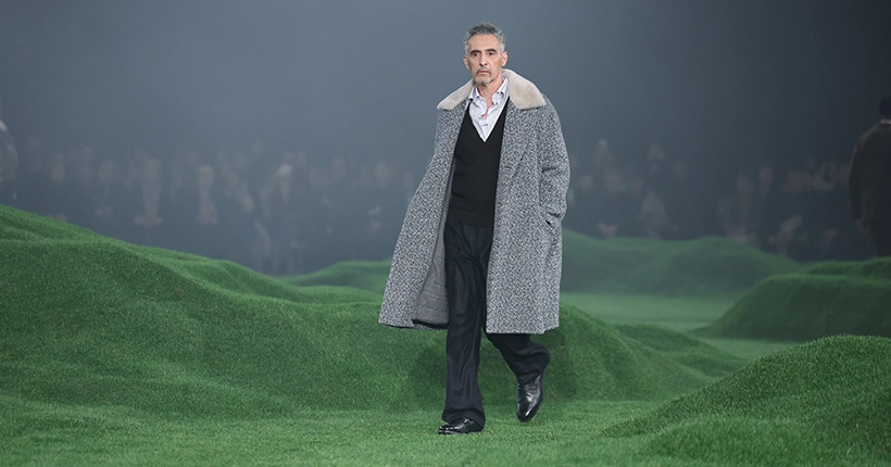 John Turturro s’absente du bureau de Severance pour défiler à la Fashion Week