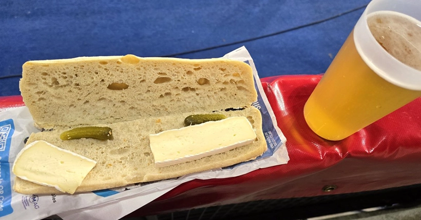 Pourquoi ce sandwich servi dans un stade à Grenoble fait rire l’Internet tout entier ?