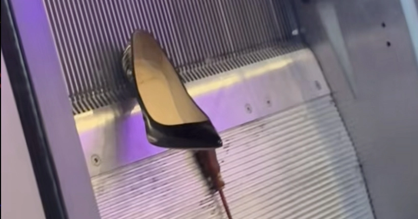 Les dangers de la Fashion Week : un talon aiguille bloque un escalator du Louvre