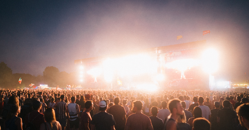 Crise des festivals en France, ou le paradoxe d&amp;#8217;une &eacute;conomie bancale entre d&eacute;ficits et renouveau
