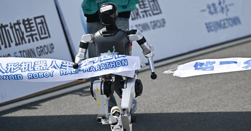 La Chine a organis&eacute; le premier semi-marathon de&amp;#8230; robots humano&iuml;des
