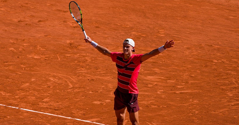Le tennisman Holger Rune a trouv&eacute; un bon moyen pour se faire de l&amp;#8217;argent de poche : vendre ses raquettes cass&eacute;es &agrave; 6 000 euros