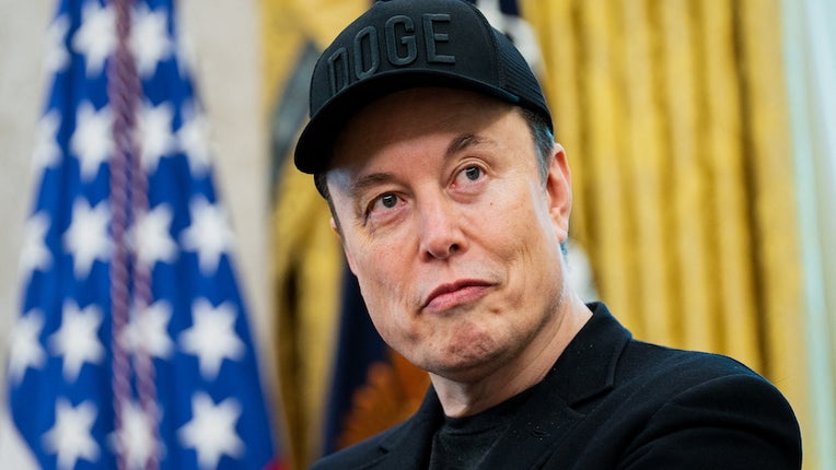 ドナルド・トランプに腹を立てて、イーロン・マスクは彼自身の政党を創設することを決めました
