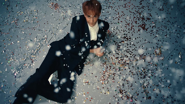 La choré c’est pas KATSEYE mais y’a Théo Camion en smoking bleu pastel : le clip de l’hymne de la Star Ac est là