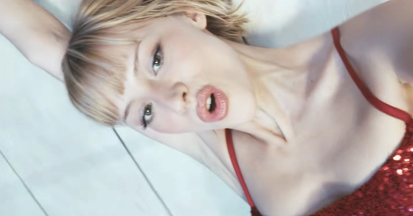 Angèle nous offre de la choré, des pommes et du roulage de pelle dans le clip de « What You Want »