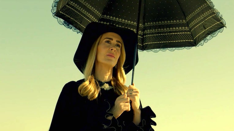 On pensait que la saison 13 d’American Horror Story serait sur les sorcières… on avait tout faux !