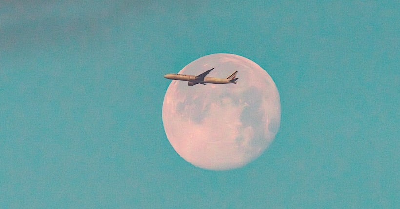 À Montreuil, ce photographe a passé 13 mois à capturer la rencontre entre la Lune et le trafic aérien