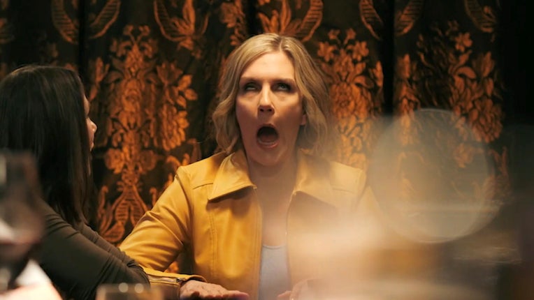 Ok, Carol Sturka est drôle. Mais pas aussi drôle que Rhea Seehorn dans le bêtisier de Pluribus