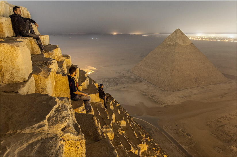 Des Photographes Russes Au Sommet De La Pyramide De Khéops