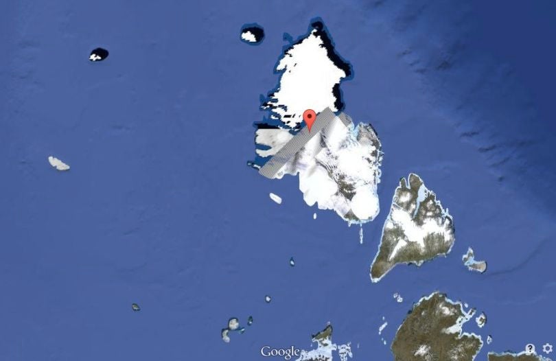La bande grise barrant la Terre du Nord (Crédits image : Google Maps)