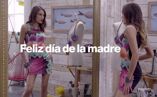 En Espagne, Desigual perce des préservatifs dans une publicité