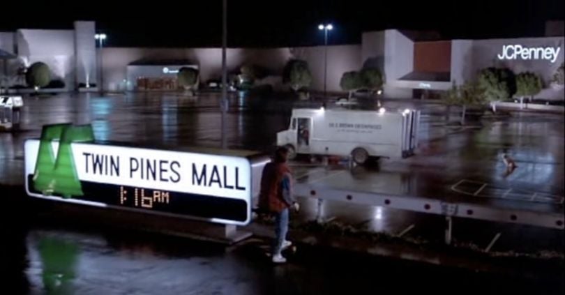 Le Twin Pines Mall, ou le centre commercial "aux deux pins" (Crédit Image : Amblin Entertainment)
