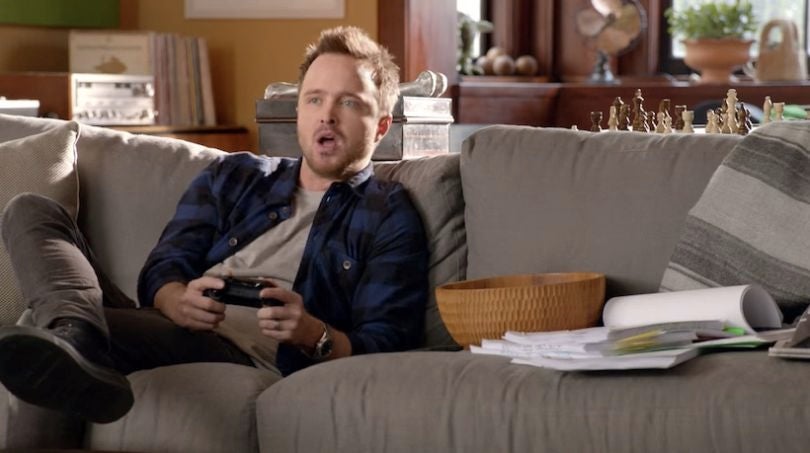 Aaron Paul en train de communiquer avec sa Xbox One (capture d'écran YouTube)